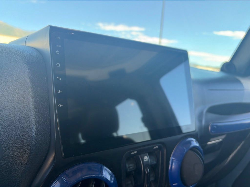 Used 2014 Jeep Wrangler Unlimited Rubicon w/ Connectivity Group AWD/4WD image 17