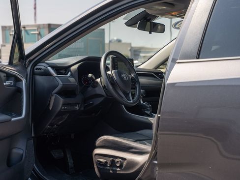 Used 2020 Toyota RAV4 XLE Premium FWD image 19