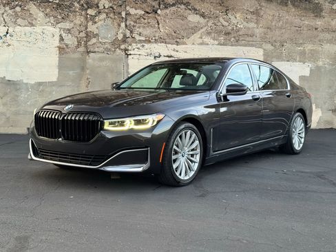 Used 2022 BMW 740i image 8