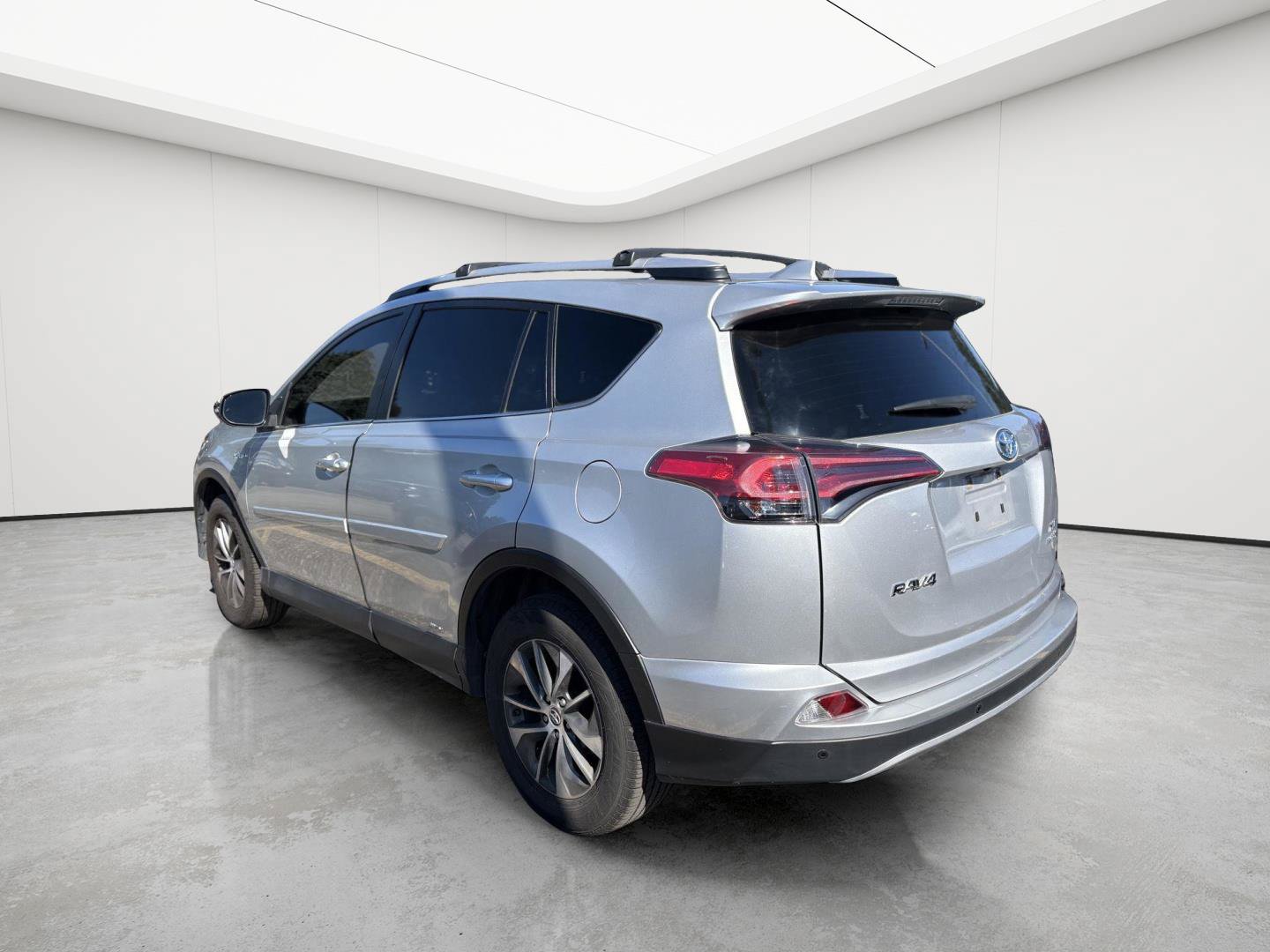 Used 2016 Toyota RAV4 XLE w/ Convenience Package AWD/4WD image 4