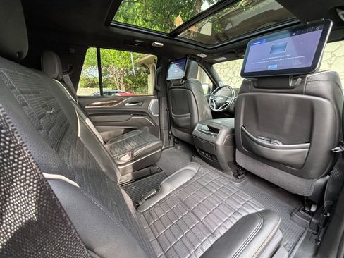 Used 2024 Cadillac Escalade Premium Luxury Platinum AWD/4WD image 32