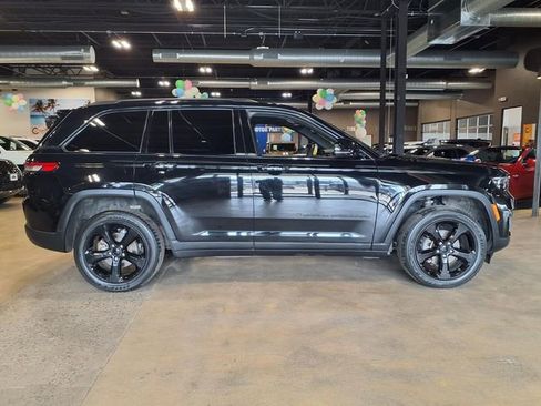 Used 2023 Jeep Grand Cherokee Altitude image 10