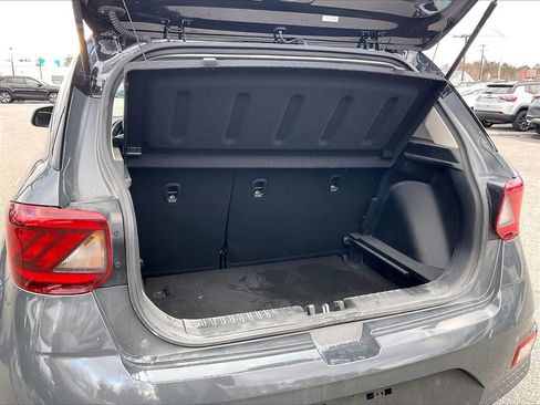 Used 2024 Hyundai Venue Limited image 33