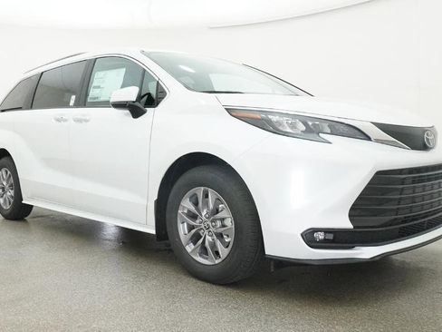 New 2026 Toyota Sienna XLE FWD image 45