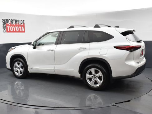Used 2023 Toyota Highlander LE AWD/4WD image 2