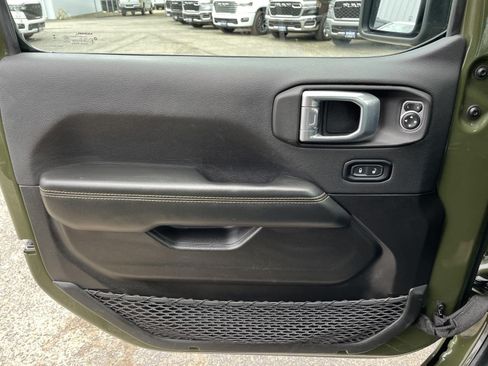Used 2024 Jeep Wrangler Unlimited Sahara AWD/4WD image 35