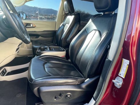 Used 2020 Chrysler Voyager Lxi image 12