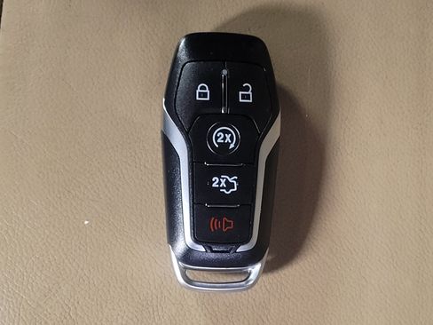 Used 2016 Ford Explorer XLT w/ Equipment Group 202A image 32