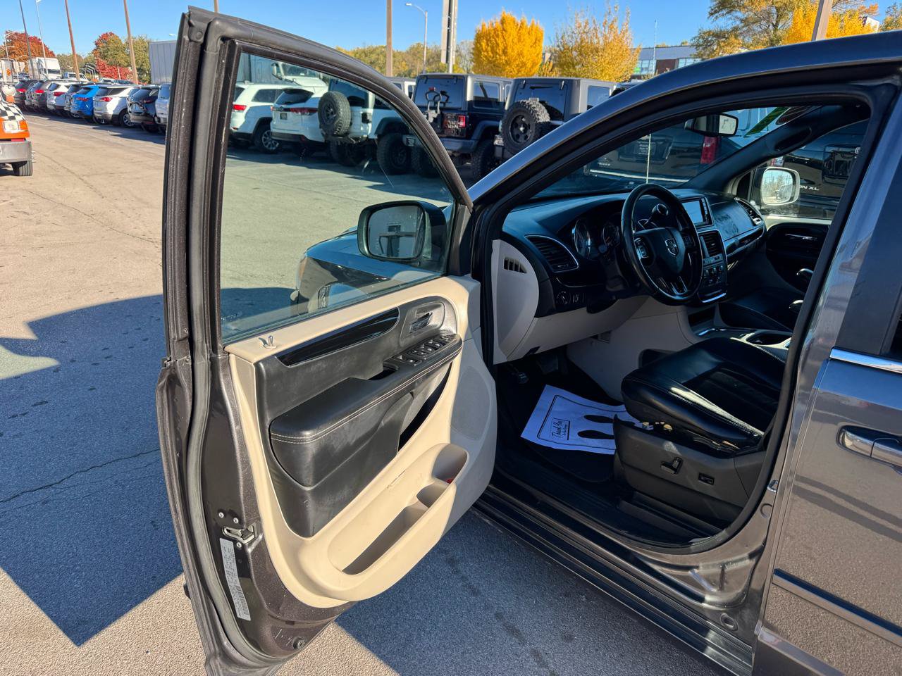 Used 2017 Dodge Grand Caravan SXT FWD image 15