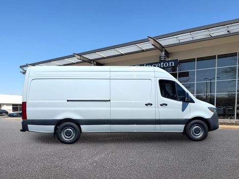 Used 2024 Mercedes-Benz Sprinter 2500 image 2