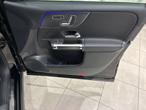 Used 2025 Mercedes-Benz GLB 250 4MATIC image 18