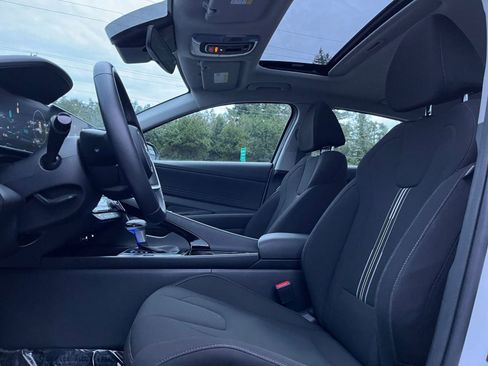 Used 2025 Hyundai Elantra SEL image 36