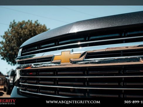 Used 2024 Chevrolet Suburban LT RWD image 10