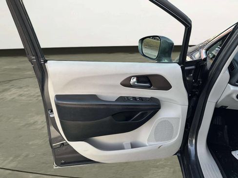 Used 2018 Chrysler Pacifica Touring-L Plus w/ Tire & Wheel Group image 9