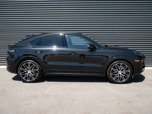 Certified 2025 Porsche Cayenne GTS AWD/4WD image 28