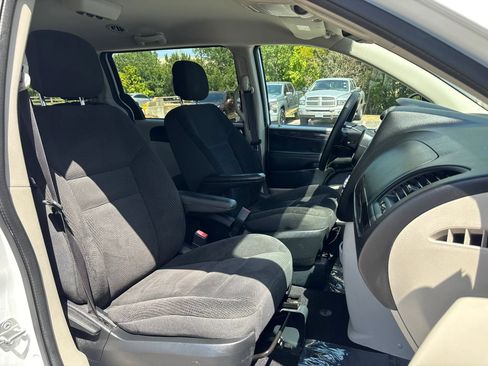 Used 2019 Dodge Grand Caravan SE w/ UConnect Hands-Free Group FWD image 16