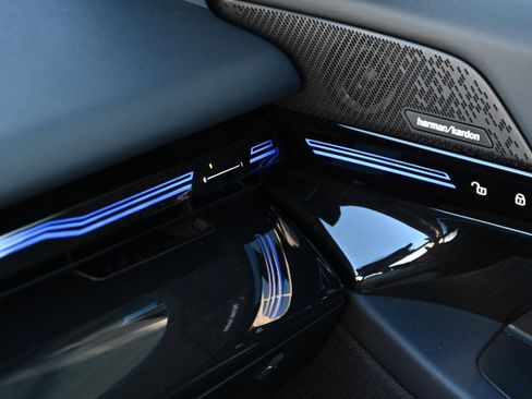 Certified 2024 BMW 530i 530i w/ Convenience Package image 37