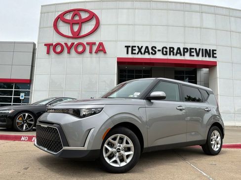 Used 2025 Kia Soul LX w/ LX Technology Package FWD image 2
