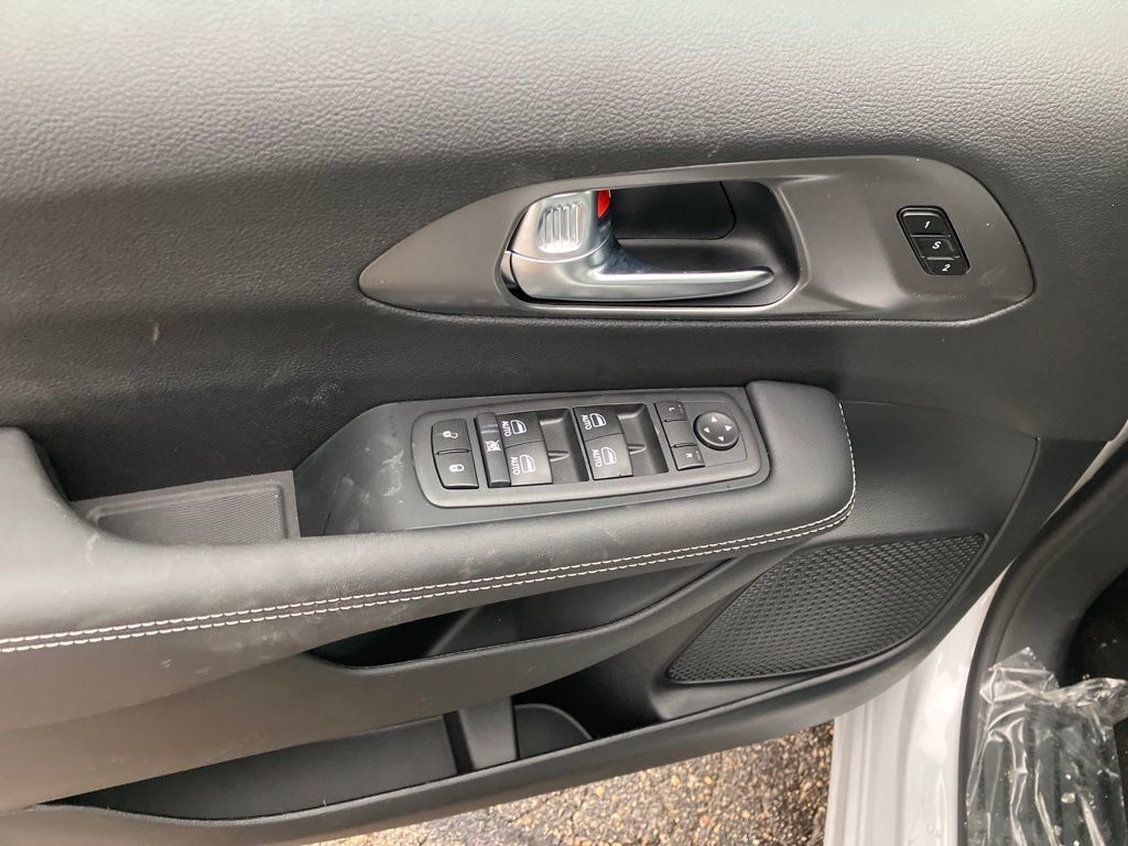 New 2026 Chrysler Pacifica Select w/ S Appearance Package FWD image 12