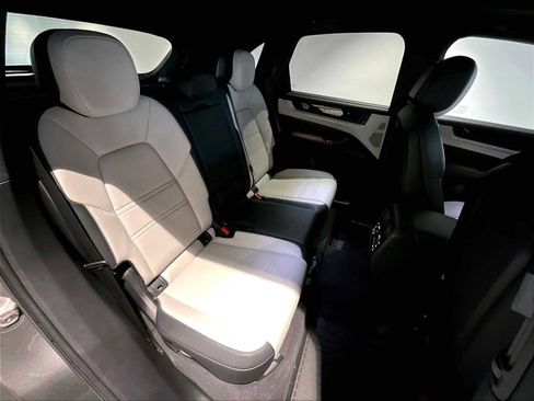 Used 2025 Porsche Cayenne image 32