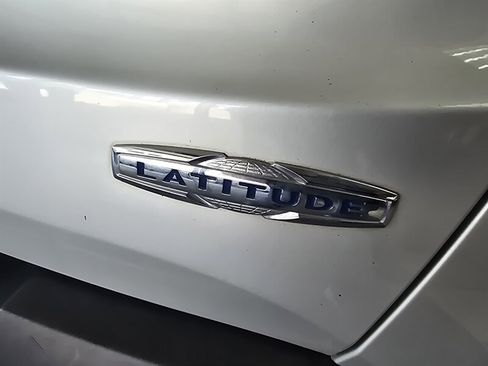 Used 2015 Jeep Renegade Latitude FWD image 26