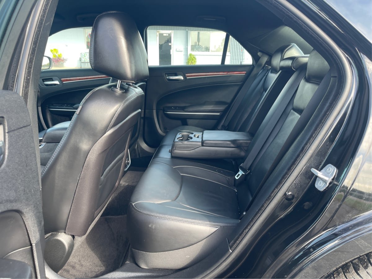 Used 2014 Chrysler 300 w/ Driver Convenience Group RWD image 10