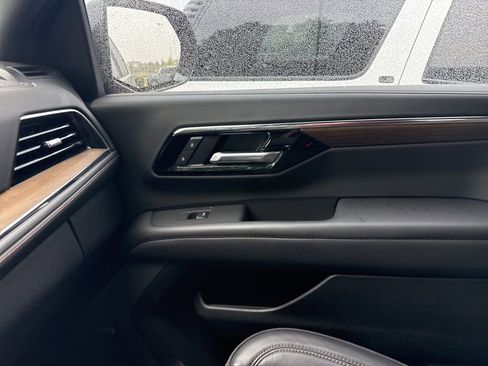 Used 2025 Chevrolet Suburban High Country AWD/4WD image 18