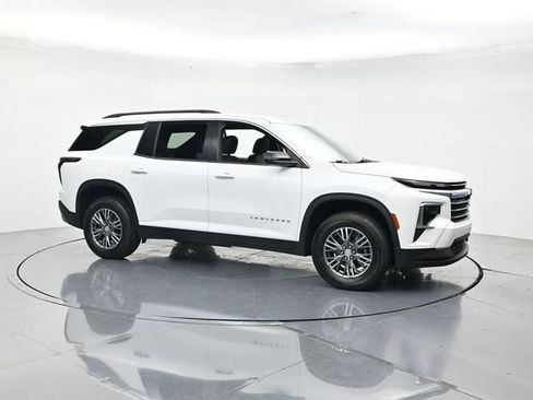 Used 2025 Chevrolet Traverse LT FWD image 3
