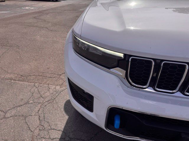 Used 2023 Jeep Grand Cherokee Overland w/ Luxury Tech Group IV AWD/4WD image 10