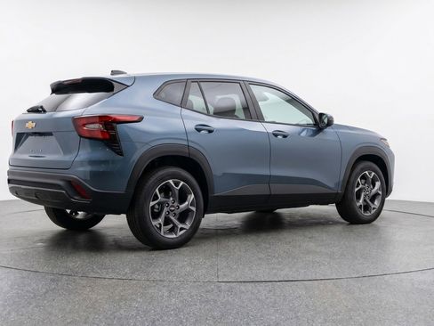 Used 2025 Chevrolet Trax LT FWD image 9