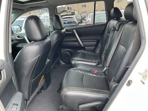 Used 2012 Toyota Highlander SE w/ Tow Pkg AWD/4WD image 11