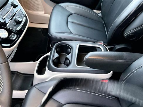 Used 2024 Chrysler Pacifica Touring-L image 17