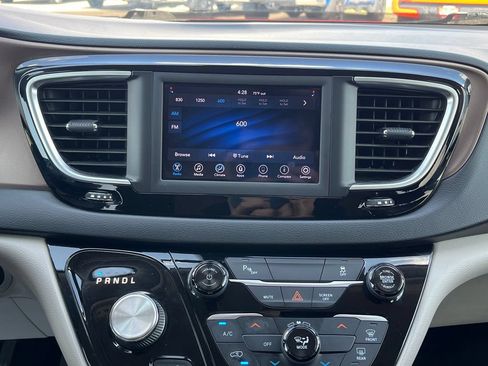 Used 2018 Chrysler Pacifica L FWD image 20