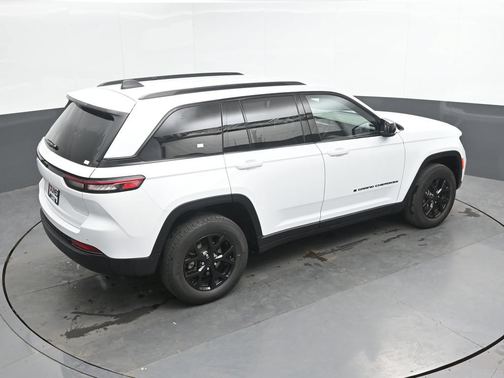 Used 2025 Jeep Grand Cherokee Altitude AWD/4WD image 29