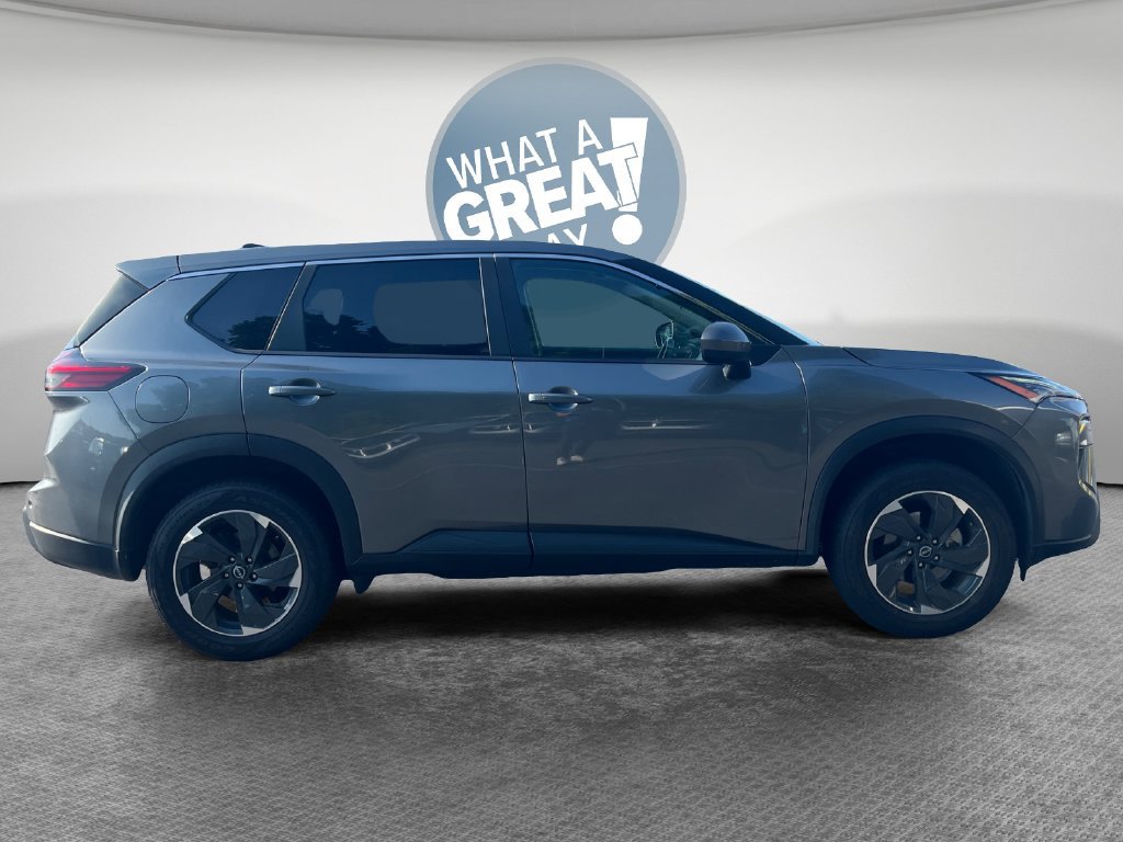 Used 2025 Nissan Rogue SV FWD image 2