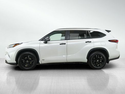 Used 2024 Toyota Highlander XLE AWD/4WD image 2