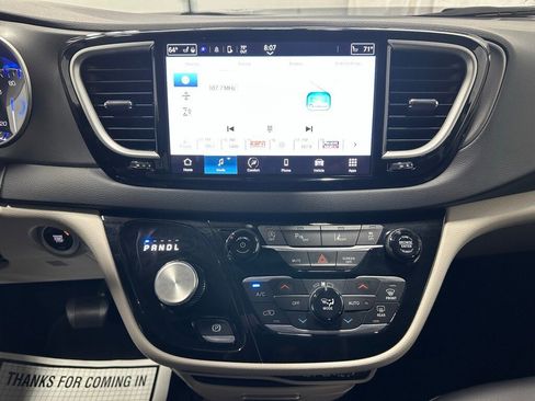 Used 2023 Chrysler Pacifica Touring-L image 25