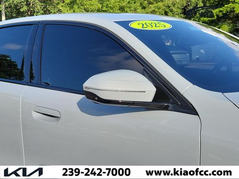 Used 2025 BMW i5 xDrive40 w/ M Sport Package AWD/4WD image 8