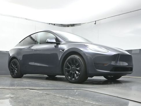 Used 2023 Tesla Model Y Long Range AWD/4WD image 38