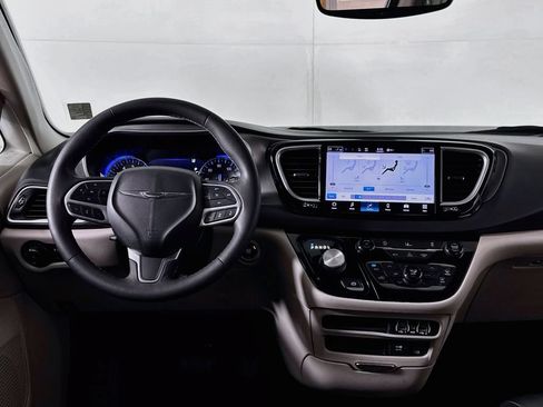 Used 2022 Chrysler Pacifica Touring-L FWD image 13