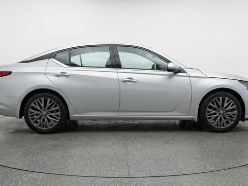 Used 2025 Nissan Altima 2.5 SV FWD image 11