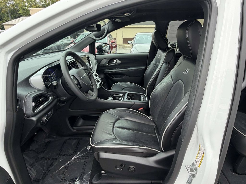 Used 2025 Chrysler Pacifica Limited FWD image 15