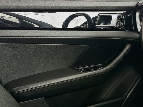 Used 2018 Porsche Panamera 4 image 15