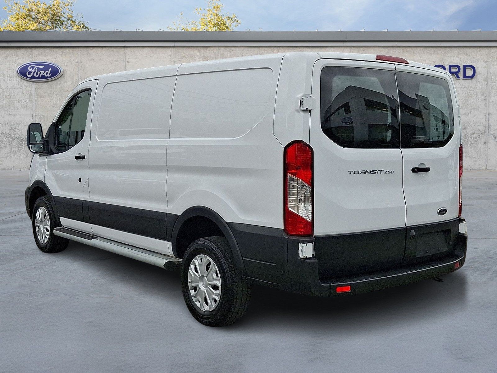 Used 2025 Ford Transit 250 Low Roof w/ Exterior Upgrade Package RWD image 4