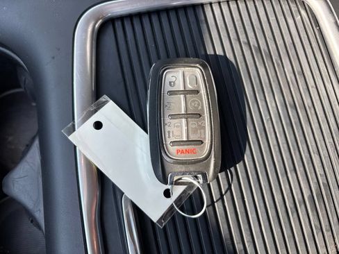Used 2023 Chrysler Pacifica Touring-L FWD image 31