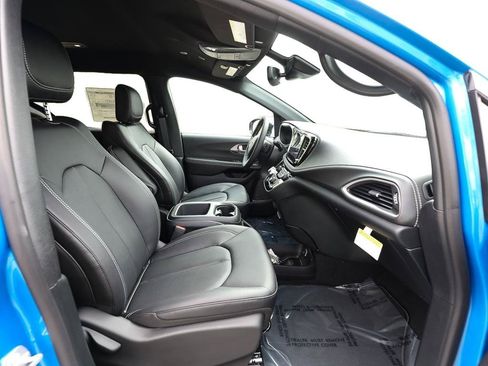 New 2026 Chrysler Pacifica Select FWD image 18