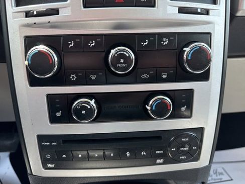 Used 2009 Chrysler Town & Country Touring FWD image 14
