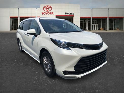 Certified 2026 Toyota Sienna XLE FWD image 3