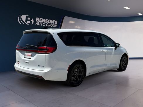 Used 2024 Chrysler Pacifica Limited FWD image 5