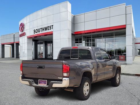 Used 2022 Toyota Tacoma SR5 RWD image 5